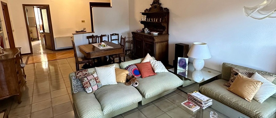 Vendita Appartamento SIENA, ZONA SEMICENTRALE. Vendesi, elegante appartamento di circa 150 mq , posto al primo piano di...