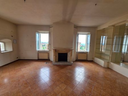 Vendita Appartamento Nel cuore più autentico del centro storico di Siena, all’interno di un elegante palazzo notificato...