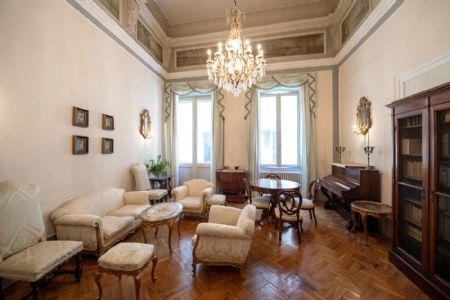 Vendita Appartamento SIENA CENTRO STORICO. Vendesi, a pochi passi da Piazza del Campo, elegante appartamento affrescato,...