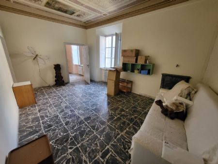 For Sale Apartment SIENA, OLD CITY CENTRE. An elegant apartment for sale on the third floor of a listed building. The...