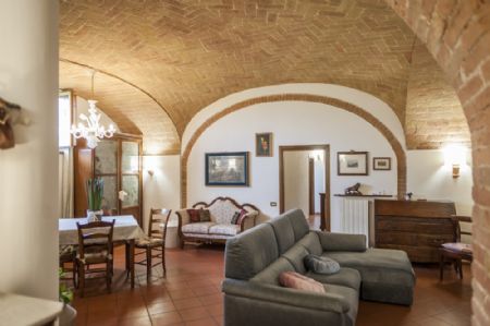 Vendita Appartamento SIENA, A POCHI MINUTI DALLA CITTA'. Vendesi, appartamento ristrutturato di circa 120 mq, posto al...