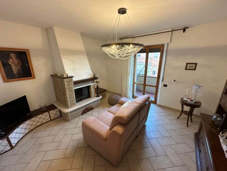 Vendita Appartamento ROSIA. Vendesi appartamento in ottime condizioni di oltre 130 mq. L'immobile, posto al primo piano,...