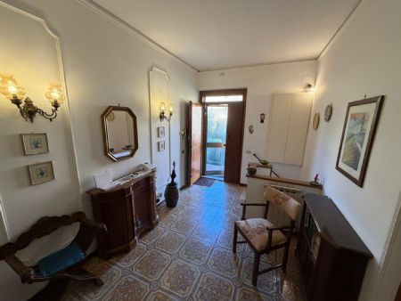 For Sale Apartment SIENA, VICO ALTO DISCTRICT. Apartment for sale on the ground floor of a small building located in a...