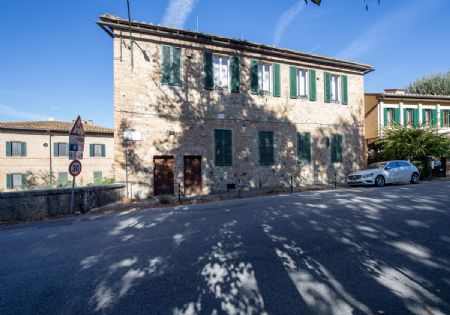 Vendita Appartamento SIENA CENTRO: PORTA SAN MARCO. Vendesi,  appartamento di circa 145 mq oltre a magazzino-garage....