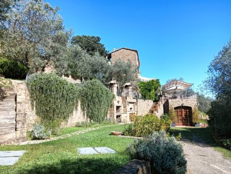 Vendita Casale/Rustico VAL D'ORCIA: MONTALCINO – In vendita casale con vigneto e vista panoramica
In posizione riservata...