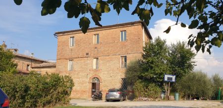 Vendita Casale/Rustico VENDESI a pochi km da Siena, prima di San Rocco a Pilli, intero casale su tre piani con ampio...