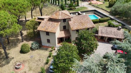 For Sale Villa SIENA OUTSKIRTS. Elegant villa set in a spectacular landscape just a few minutes from the historic...