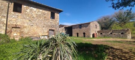 Vendita Casale/Rustico A CIRCA 10 KM DA SOVICILLE E A 20 KM DA SIENA. Vendesi, interessante compendio immobiliare di circa...