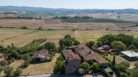 Vendita Casale/Rustico CHIANTI CLASSICO - NOSTRA ESCLUSIVA . Nel cuore delle colline del Chianti Classico, a pochi minuti...