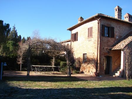 Vendita Casale/Rustico CRETE SENESI. Vendesi, porzione di casa colonica immersa nello splendido scenario delle Crete...