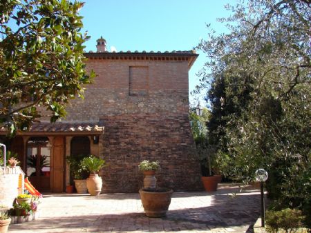 For Sale Farmhouse and Countryhouse COUNTRYSIDE OF SIENA. A semi-detached house for sale located on a hilltop, deep in the impressive...