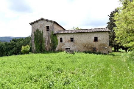 For Sale Farmhouse and Countryhouse MONTERIGGIONI (SCORGIANO). A typical Tuscan property to be renovated , which is located on a...