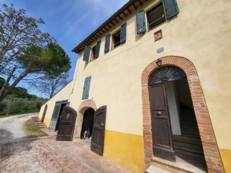 For Sale Farmhouse and Countryhouse SIENA, NEAR THE CENTER: CERTOSA AREA. For sale, portion of building for a total of approximately...