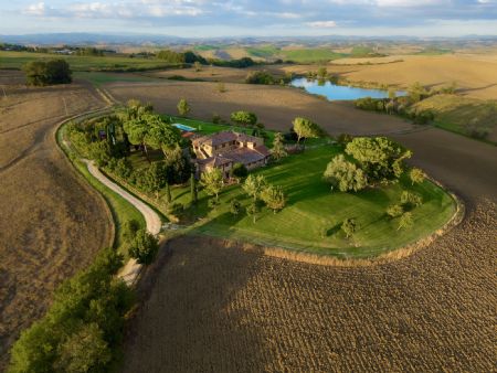 Vendita Casale/Rustico CRETE SENESI: COMUNE DI MONTERONI D'ARBIA.A soli 18 km a sud di Siena, in posizione dominante sul...