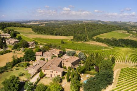 For Sale Farmhouse and Countryhouse CHIANTI CLASSICO: BETWEEN SIENA AND CASTELNUOVO BERARDENGA . A semi-detached house which is part of...