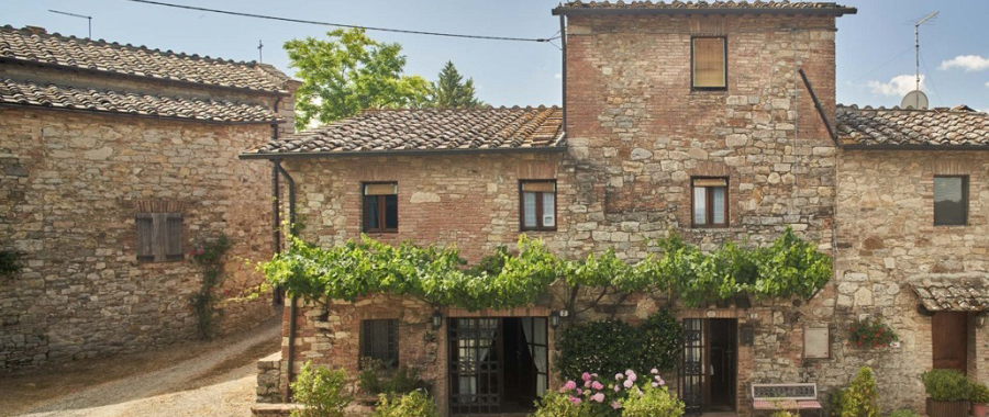 For Sale Farmhouse and Countryhouse CHIANTI CLASSICO: BETWEEN SIENA AND CASTELNUOVO BERARDENGA . A semi-detached house which is part of...