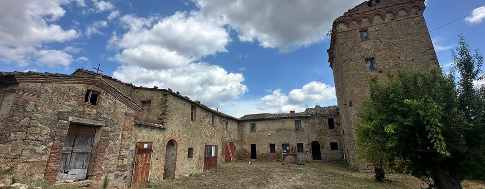 Vendita Casale/Rustico PIENZA (SI). Vendesi, immerso nel cuore della Val d'Orcia, a soli 3 km da Pienza, compendio...