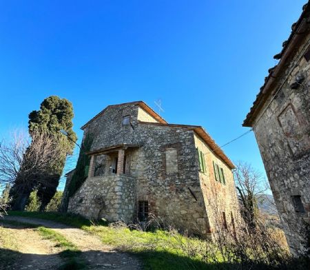 For Sale Farmhouse and Countryhouse MONTERIGGIONI. A country complex to be restored, with land. Distances:  Monteriggioni 8 km, San...