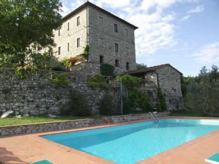 Vendita Azienda agricola CHIANTI CLASSICO: CASTELLINA IN CHIANTI. Nel cuore del Chianti Classico, immerso tra olivi e...