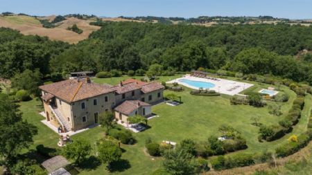 For Sale Farmhouse and Countryhouse CRETE SIENESI (ASCIANO). A farmhouse converted into an “agriturismo,” set on a tableland in the...