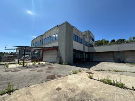 Vendita Capannone SIENA – Zona Viale Europa . Vendesi,  porzione di capannone di circa 500 mq, già predisposto per...