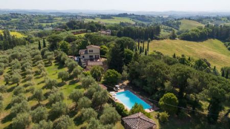 Vendita Villa SIENA: A POCHI PASSI DAL CENTRO STORICO. Vendesi, in una delle zone più suggestive della città,...