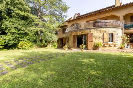 For Sale Villa SIENA OUTSKIRTS. A semi-detached house located in a lovely area (Carpineto) which is 7 km far away...