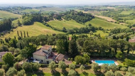 Vendita Villa SIENA: A POCHI PASSI DAL CENTRO STORICO. Vendesi, in una delle zone più suggestive della città,...