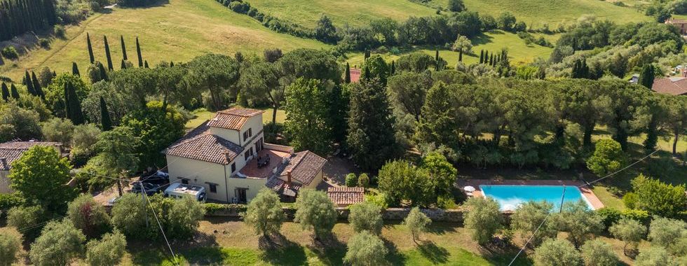Vendita Villa SIENA: A POCHI PASSI DAL CENTRO STORICO. Vendesi, in una delle zone più suggestive della città,...