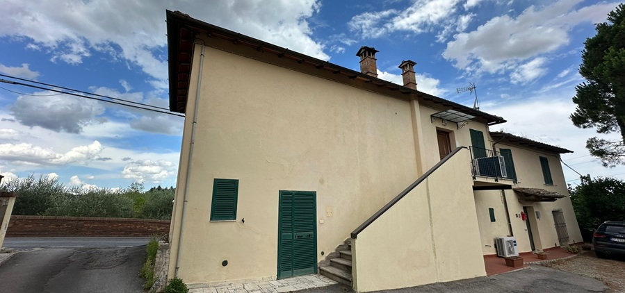 Vendita Villa SIENA – A soli 1,5 km da Porta Tufi. Vendesi, fabbricato indipendente di circa 170 mq, disposto su...