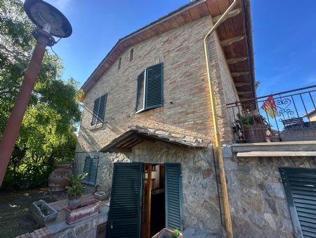 Vendita Villa SIENA: NELLE IMMEDIATE VICINANZE DI PORTA ROMANA. Vendesi, in una posizione riservata e tranquilla,...
