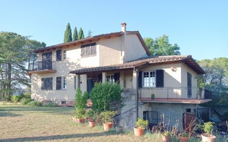 For Sale Villa SIENA. For sale, just 4 km from Siena’s historic center, a detached villa of approx. 400 sqm, set...