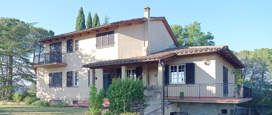 For Sale Villa SIENA. For sale, just 4 km from Siena’s historic center, a detached villa of approx. 400 sqm, set...