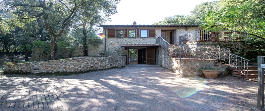 For Sale Villa SIENA. Property for sale located just a few km from the old city centre of Siena, on a panoramic...