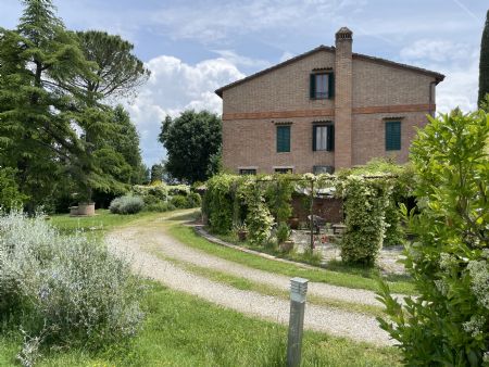 For Sale Villa SIENA. Villa for sale in the outskirts of Siena. The property (480sq.m approximately) is splitted...