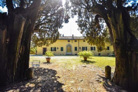 For Sale Villa SIENA. An impressive villa dating back the 19th Century, which measures approximately 1,000sq.m,...