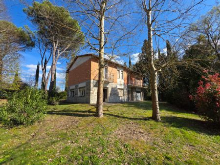 Vendita Villa SIENA – SANTA REGINA. Elegante villa immersa nel verde a pochi minuti dal centro storico
In una...
