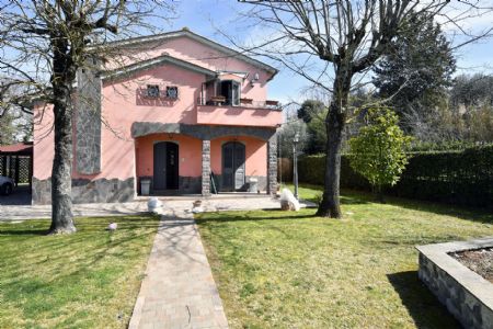 Vendita Villa SIENA, A POCHI KM DALLA CITTA'. Vendesi,  elegante villa indipendente con curatissimo giardino, in...