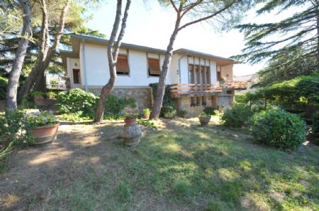 For Sale Villa CASTELLINA IN CHIANTI For sale, just a short walk from the historic center of Castellina in...