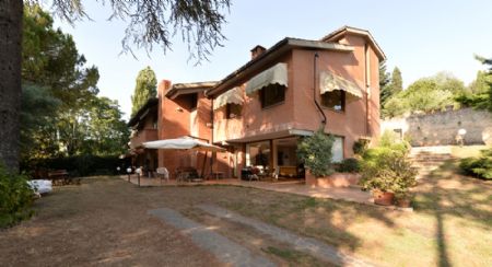 Vendita Villa SIENA. Vendesi, porzione di villa ubicata in un'oasi verde a pochi minuti dal centro e vicino a...